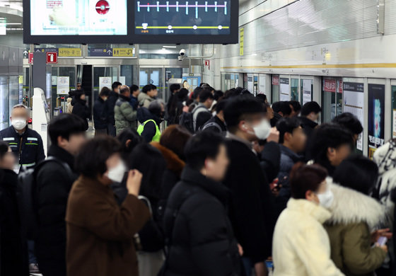 경기 김포시 김포골드라인 구래역에서 출근길에 오른 시민들이 열차를 기다리고 있다. (사진은 기사 내용과 무관함) 뉴스1