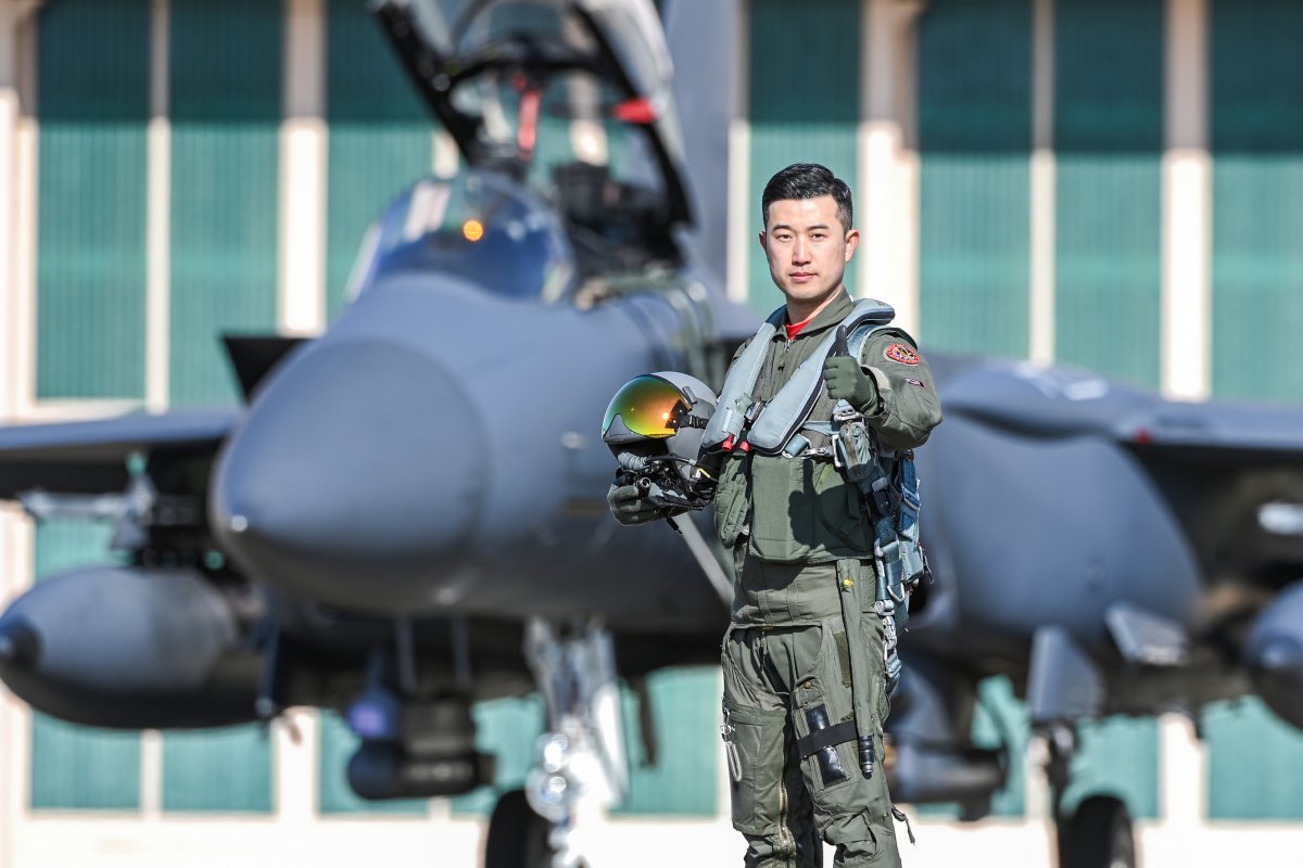 2023년 공군 ‘최우수 조종사’로 선정된 김선경 소령이 F-15K 전투기 앞에서 엄지를 치켜들고 있다. 공군 제공