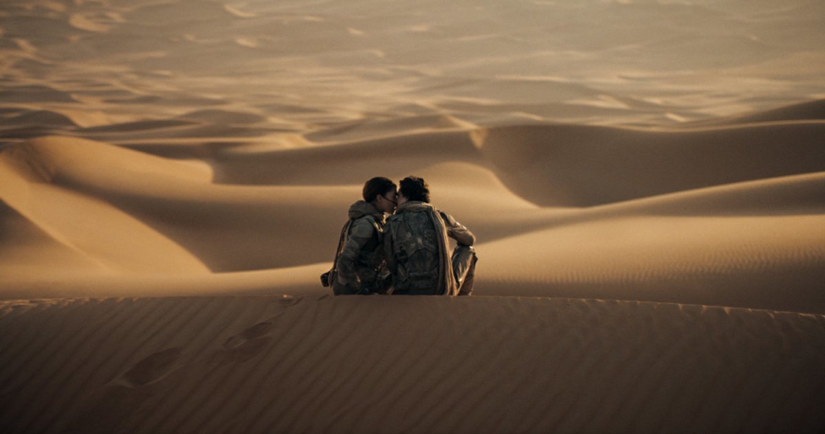 영화 ‘듄: 파트2’에서 몰락한 아트레이데스가의 후계자 폴(티모테 샬라메·오른쪽)과 사막의 원주민 프레멘족의 차니(젠데이아)가 서로의 마음을 확인하는 장면. 워너브러더스코리아 제공