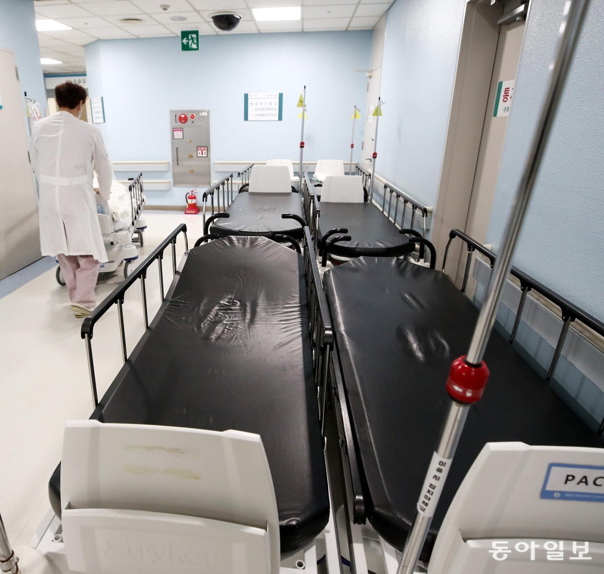 21일 오후 인천 중구 인하대병원 수술실 앞에 환자 이송 침대만 
여러 개 놓여 있다. 인천=전영한 기자 scoopjyh@donga.com