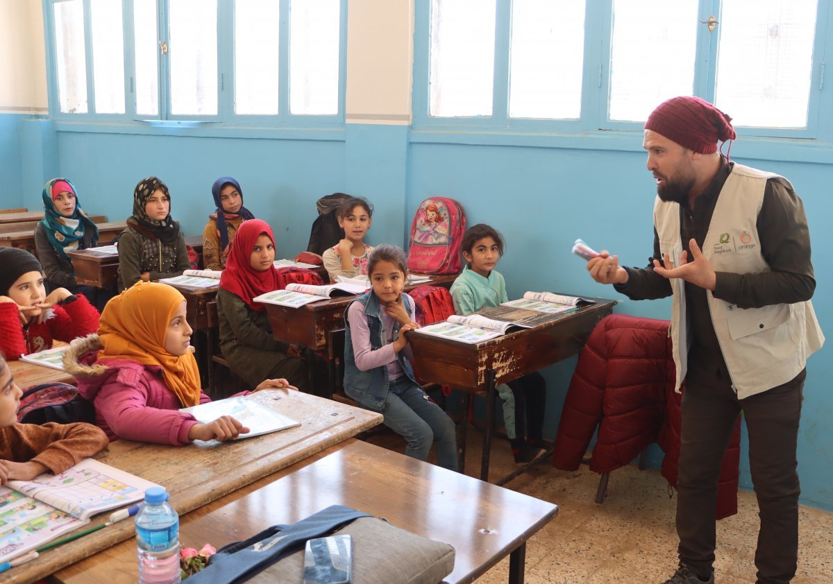 지난해 12월 시리아 알레포주 아프린 지역 이재민 아동을 대상으로 굿네이버스가 교육 지원 사업을 진행하고 있다. 굿네이버스 제공