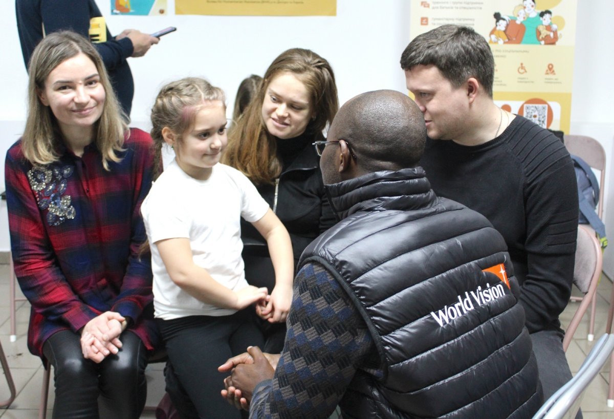 국제월드비전 에릭 키히후라 위기관리 및 규정 준수 본부장(뒷모습)이 우크라이나 드니프로에 있는 아동 친화 공간을 방문해 아동들을 만나고 있다. 월드비전 제공
