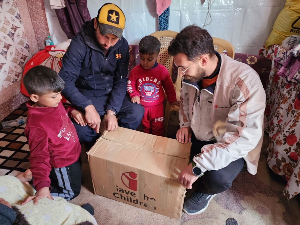 팔레스타인 가자지구 라파의 임시 숙소에 지내고 있는 가족에게 구호품을 전달하는 세이브더칠드런 직원.