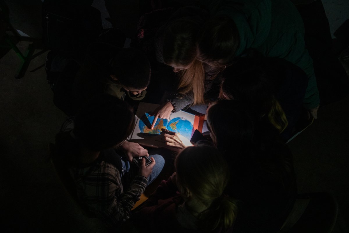 우크라이나 체르니히브. 공습경보가 발령되는 동안 학교 지하실에서 공부하는 아이들.