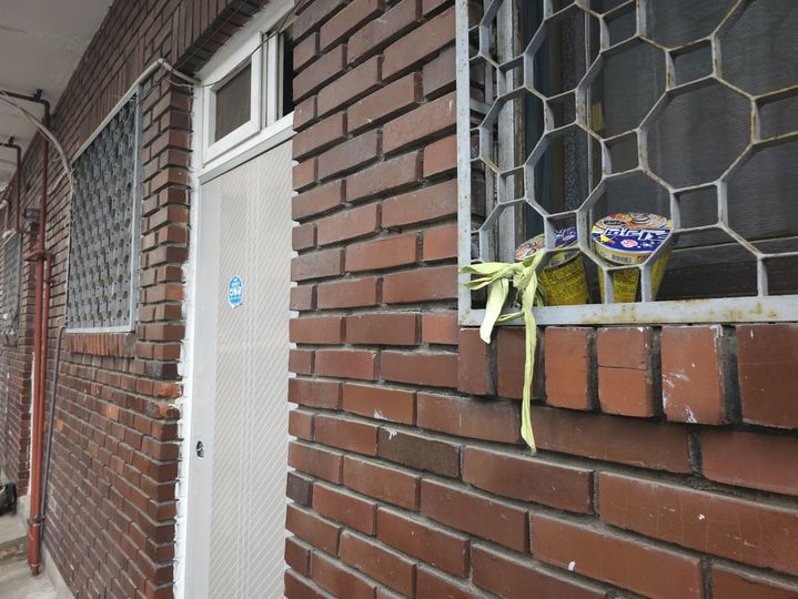 21일 노부부가 숨진 채 발견된 서울 용산구 동자동의 한 건물 쪽방 창틀에 컵라면이 놓여있다. 뉴시스