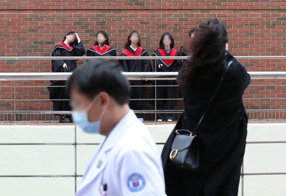 대구의 한 의과대학에서 지난 20일 학위수여식을 앞둔 졸업생들이 기념촬영을 하고 있다. 뉴스1