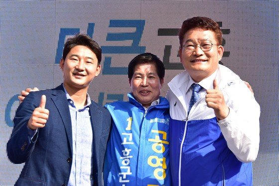 송영길 전 더불어민주당 대표(맨 우측), 이천수 전 축구 국가대표 선수 (공영민 선거사무소 제공) ⓒ 뉴스1