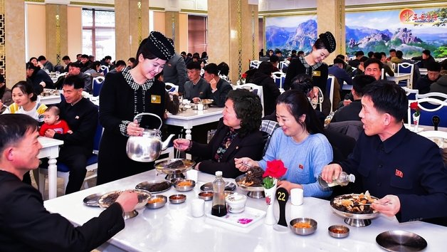 북한 노동당 기관지 노동신문은 22일 평양 화성거리에 위치한 화성구역의 음식점 화성각을 조명했다. (평양 노동신문=뉴스1)