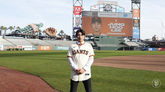 메이저리그(MLB) 샌프란시스코 자이언츠의 유니폼을 입은 이정후가 15일(현지시간) 미국 캘리포니아주 오라클파크에서 열린 입단식에서 기념촬영을 하고 있다. (샌프란시스코 자이언츠 SNS)2023.12.17 뉴스1