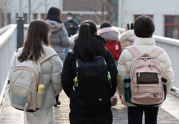 31일 오전 서울 시내의 한 초등학교에서 어린이들이 등교를 하고 있다. 2024.1.31/뉴스1 ⓒ News1