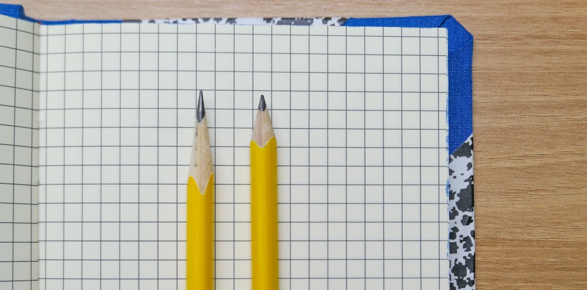 롱포인트로 깎은 연필(좌), 숏포인트로 깎은 연필(우)_출처 : 문구소녀