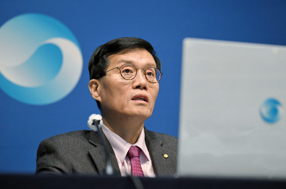 이창용 한국은행 총재가 22일 오전 서울 중구 한국은행에서 열린 기자간담회에서 통화정책방향을 설명하고 있다. 뉴스1