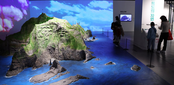 올해에도 일본 시마네(島根)현(?)에서 ‘다케시마(竹島)의 날’ 행사가 강행되고 있는 가운데 22일 서울 영등포구 타임스퀘어에 마련된 동북아역사재단 독도체험관에서 관람객들이 독도 모형을 살펴보고 있다. ‘다케시마’는 일본이 일방적으로 독도에 붙인 지명이다. 2024.2.22/뉴스1