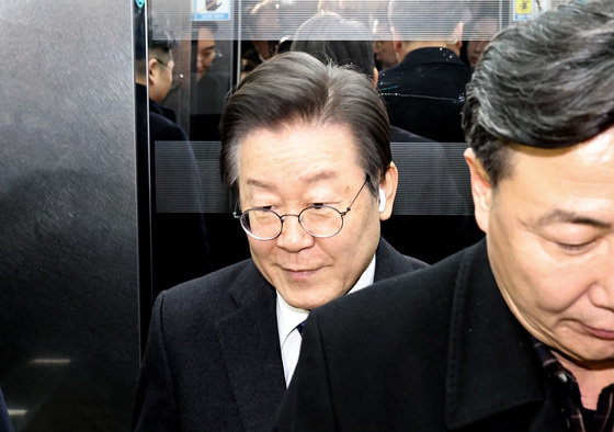 이재명 더불어민주당 대표가 22일 오후 서울 여의도 국회에서 대정부질문에 참석하기 위해 본회의장으로 향하고 있다. 2024.2.22/뉴스1