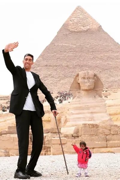 2018년 이집트에서 피라미드와 스핑크스를 배경으로 사진을 찍은 쾨센과 암지. 기네스북 홈페이지 캡처