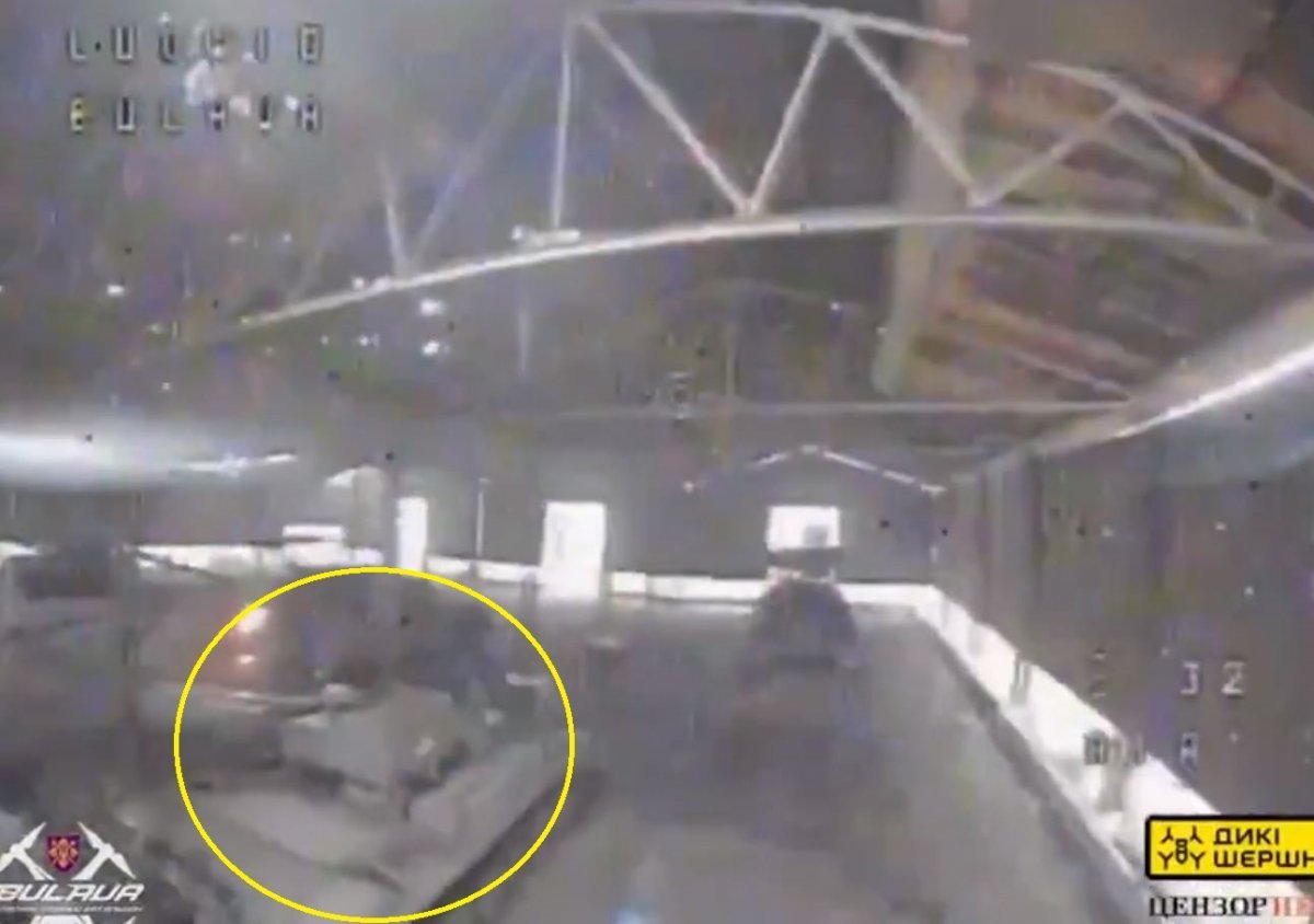 러시아군 주둔지 창고에 침투한 우크라이나군 드론.  ‘와일드 호넷’ 텔레그램 채널 영상 캡처
