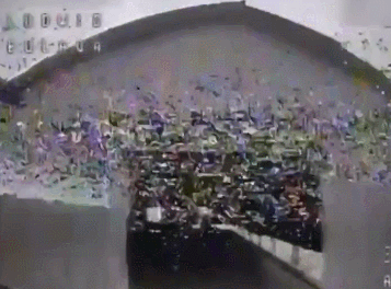 러시아군 주둔지 창고에 침투해 자폭하는 우크라이나군 드론들.  ‘와일드 호넷’ 텔레그램 채널 영상 캡처