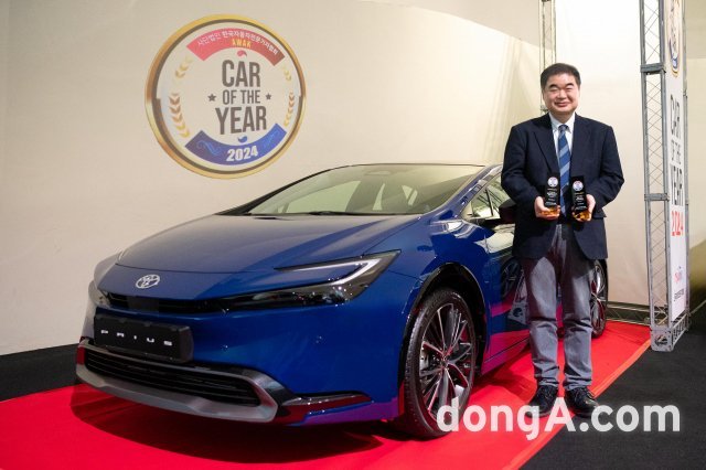 콘야마 마나부 토요타코리아 사장이 21일 자동차전문기자협회가 진행한 ‘2024 대한민국 올해의 차’ 시상식에서 올해의 디자인, 올해의 하이브리드 크로스오버를 수상한 5세대 프리우스와 기념 촬영을 하고 있다.