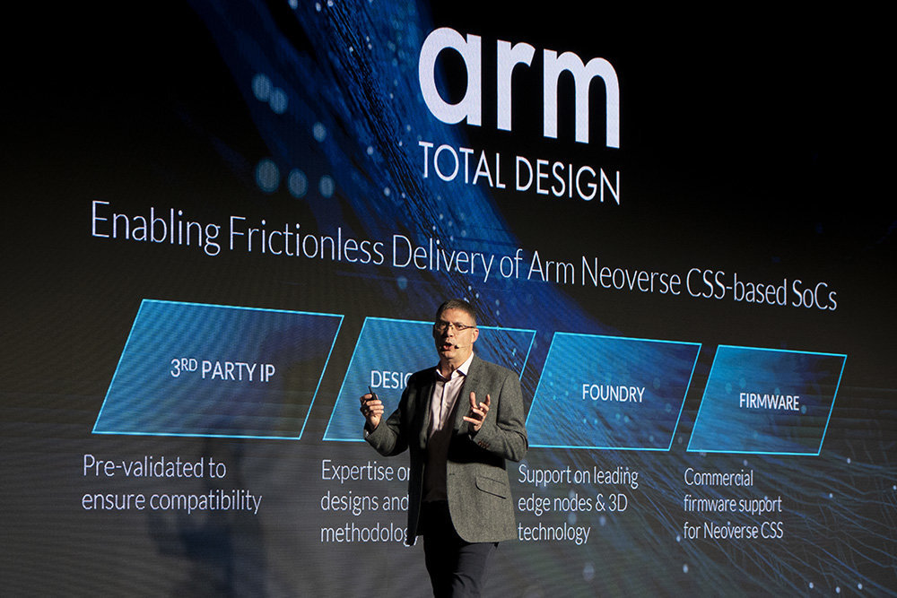 지난해 11월 개최된 Arm 테크 심포지아에서 이안 스미스(Ian Smythe) Arm 프로덕트 마케팅 부사장이 Arm 토탈 디자인을 소개했다 / 출처=IT동아