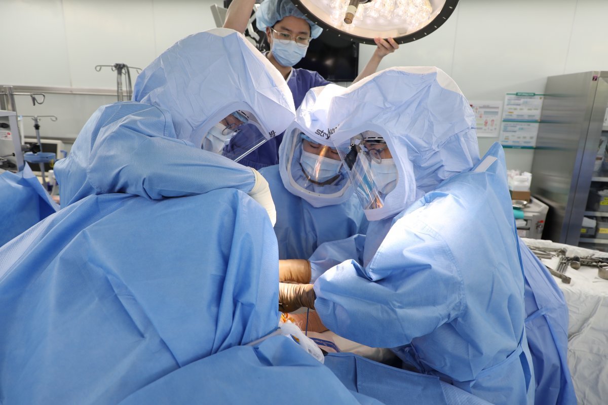 인하대병원 정형외과 전윤상 교수(오른쪽)가 역행성 인공관절 치환술을 시행하고 있다. 인하대병원 제공