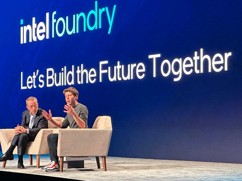 21일(현지 시간) 미국 캘리포니아주 새너제이에서 열린 인텔의 첫 파운드리 행사에서 샘 올트먼 오픈AI 최고경영자(CEO·오른쪽)가 팻 겔싱어 인텔 CEO와 대담하고 있다. 두 CEO는 “AI 시대에는 더 많은 첨단 반도체가 필요하다”고 강조했다. 새너제이=AP 뉴시스