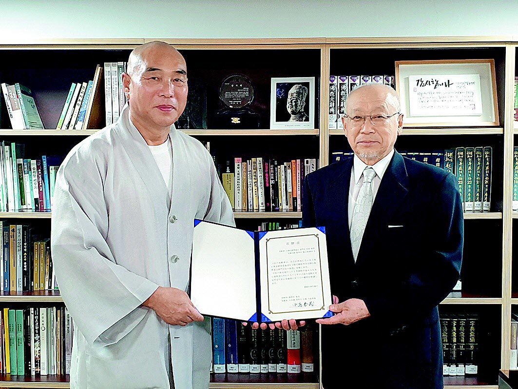지난해 9월 일본 도치기현 세이타이지 주지 나카지마 야스요시 스님(오른쪽)이 강원 원주 대한불교조계종 보문사 주지인 해운 스님에게 봉안당 기증서를 전달하고 있다. 해운 스님 제공