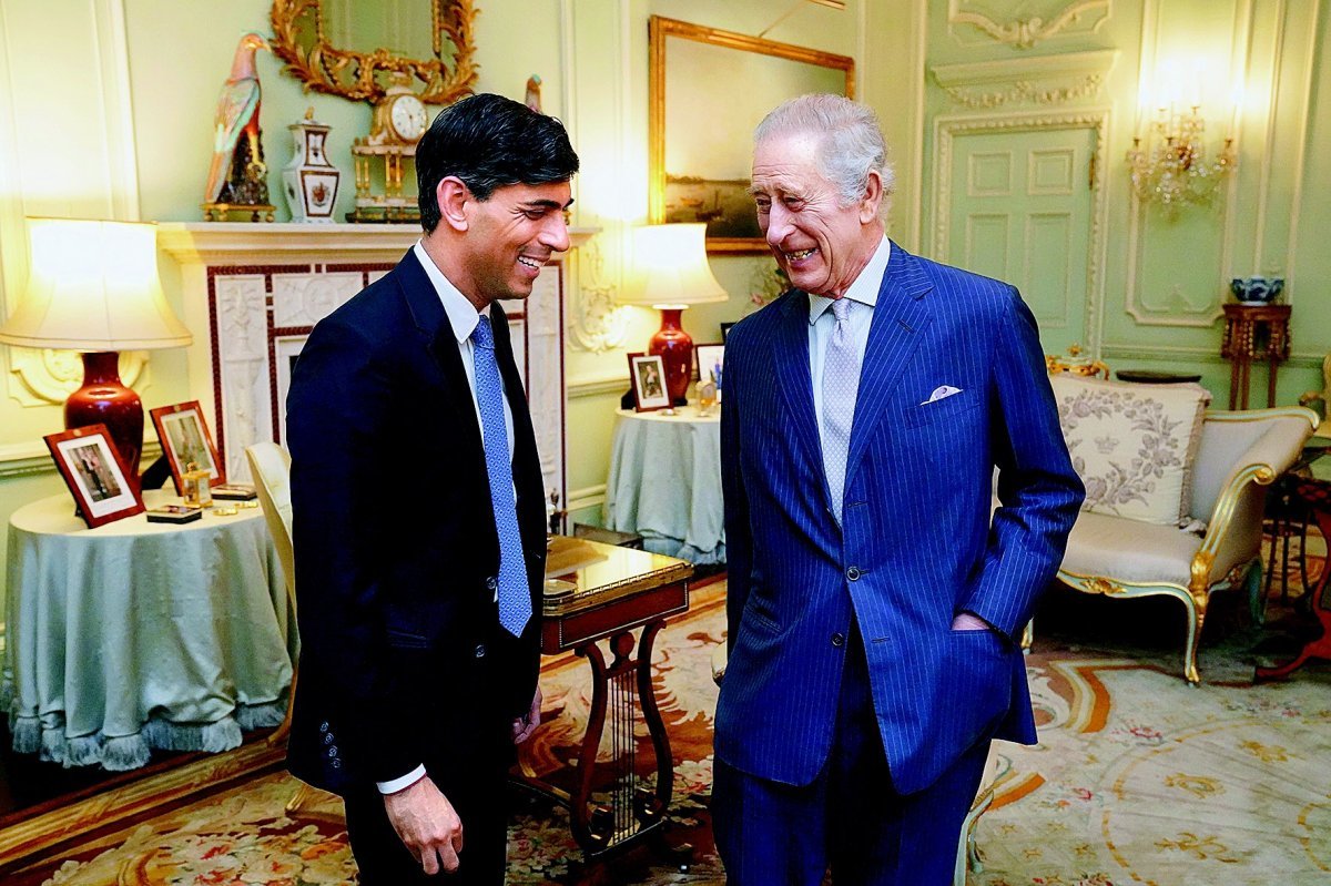 21일(현지 시간) 영국 런던 버킹엄궁에서 국왕 찰스 3세(오른쪽)가 리시 수낵 총리를 접견하고 있다. 찰스 3세가 5일 암 투병 사실을 외부로 공개한 뒤 공식 업무를 보는 모습을 공개한 것은 처음이다. 런던=AP 뉴시스