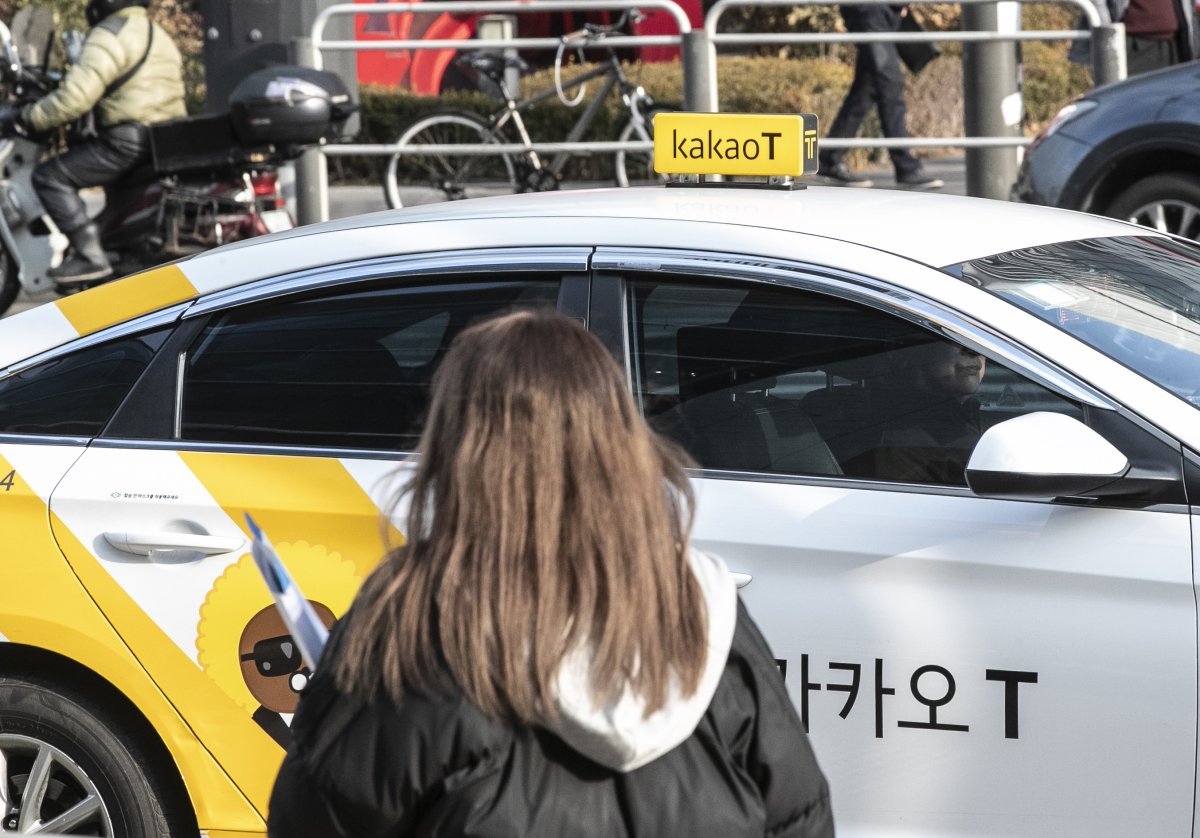 14일 서울 용산역 택시 승강장에서 한 승객이 카카오 택시를 이용하고 있다. 2023.02.14. 뉴시스