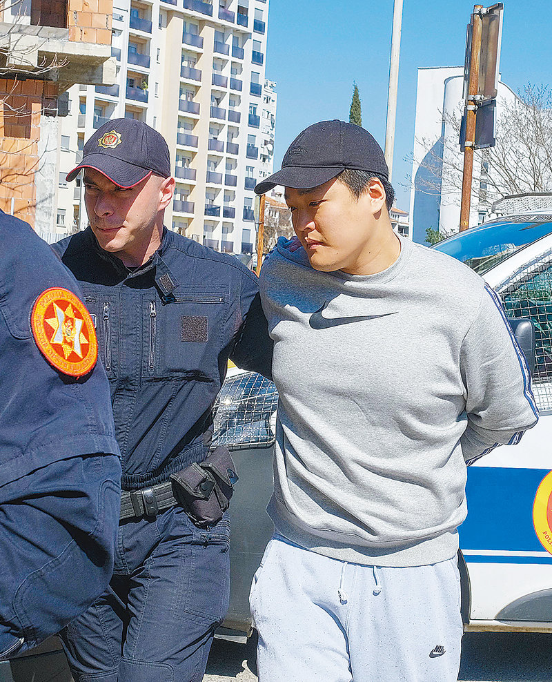 위조 여권 사용 등으로 동유럽 몬테네그로에서 체포된 권도형 테라폼랩스 대표(오른쪽)가 지난해 3월 몬테네그로 수도 포드고리차의 법정에 출석하는 모습. 포드고리차=AP 뉴시스