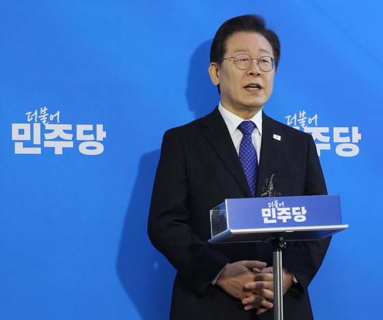 이재명 더불어민주당 대표가 22일 서울 여의도 국회 당 대표실 앞에서 총선 공천 관련 취재진의 질문을 받고 있다. 2024.2.22. 뉴스1