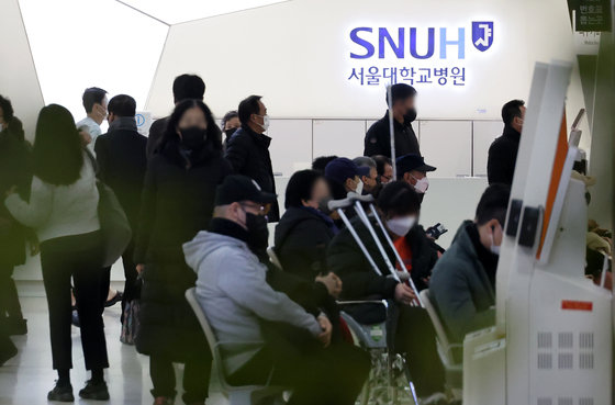 20일 오전 서울 종로구 서울대병원 로비가 방문객들로 북적이고 있다. 2024.2.20. 뉴스1