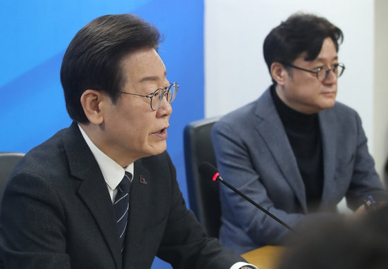 이재명 더불어민주당 대표가 23일 오전 서울 여의도 민주당 중앙당사에서 열린 최고위원회의에서 발언을 하고 있다. 2024.2.23. 뉴스1