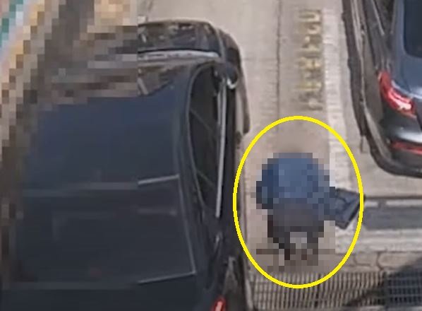 차에 일부러 부딪힌 후 쓰러지는 척하는 노인.  교통관련 유튜브 채널 ‘한문철TV’ 영상 캡처