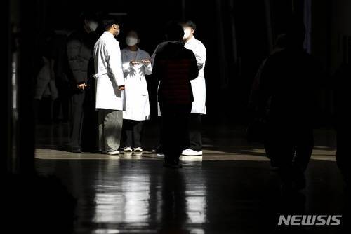전공의 업무중단이 이어지고 있는 23일 서울시내 한 공공병원에서 의료진들이 대화를 나누고 있다. 뉴시스