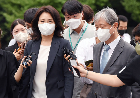 이재명 더불어민주당 의원(인천 계양을)의 배우자 김혜경 씨가 23일 오후 경기 수원시 장안구 경기남부경찰청에 ‘법인카드 유용 의혹’ 관련 조사를 받기 위해 출석하고 있다. (공동취재) 2022.8.23 뉴스1