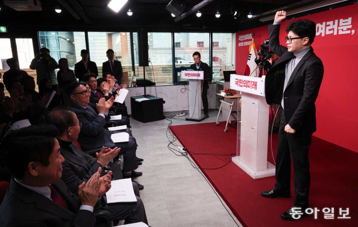 23일 국민의힘 한동훈 비대위원장이 축사에 앞서 손을 들며 참석자들의 호응을 유도하고 있다. 박형기 기자 oneshot@donga.com