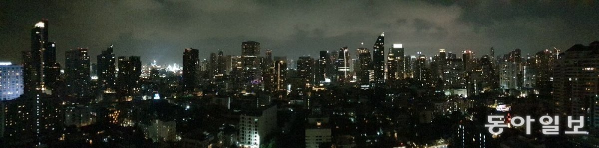 밤, 방콕 스테이브리지 스위트 방콕 통로 호텔 26층에서 본 시내.