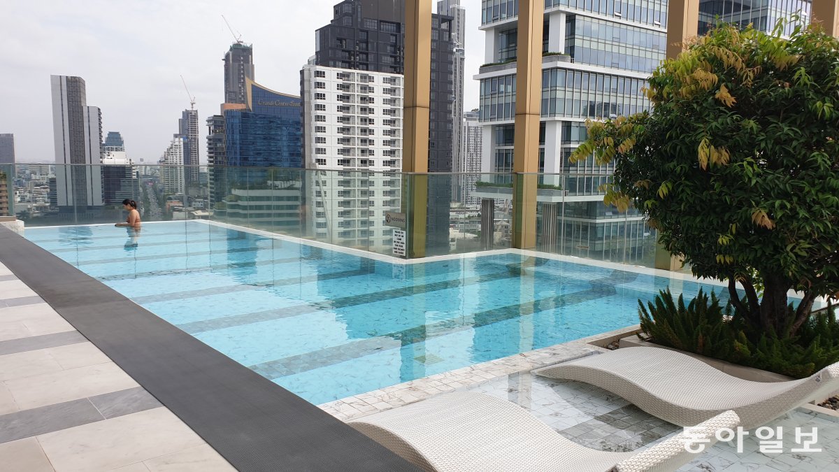 방콕 통로 스테이브리지 스위트 방콕 통로 호텔 수영장.
