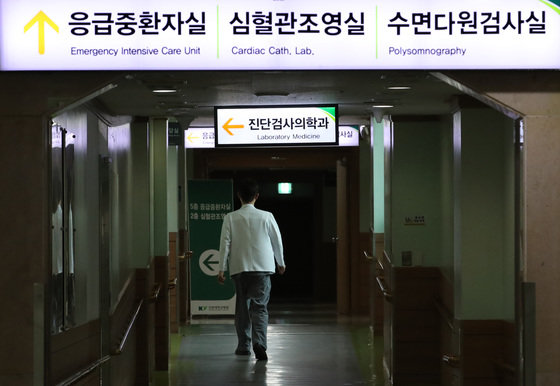 정부의 의대 증원 방침에 반대하는 전공의 집단 진료거부 사태가 나흘째 이어진 23일 오후 대전 한 종합병원에서 의료진이 이동하고 있다. 2024.2.23. 뉴스1