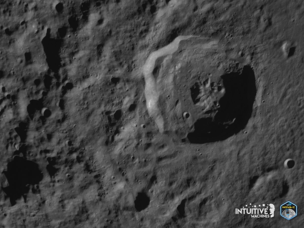 22일(현지 시간) 달 착륙에 성공한 미국 민간기업 인튜이티브머신스의 달 착륙선 오디세우스(위쪽 사진)가 전날 달 상공에서 TRN
 카메라로 포착한 벨코비치 K 분화구. 미 항공우주국(NASA)이 개발한 TRN 카메라는 포착한 이미지로 순식간에 정확한 위치와 
고도를 계산하는 최첨단 기술이다. 2020년 화성 착륙에 성공한 나사의 탐사 로버(이동형 로봇) ‘퍼시비어런스’에도 이 기술이 
활용됐다. 인튜이티브머신스 제공