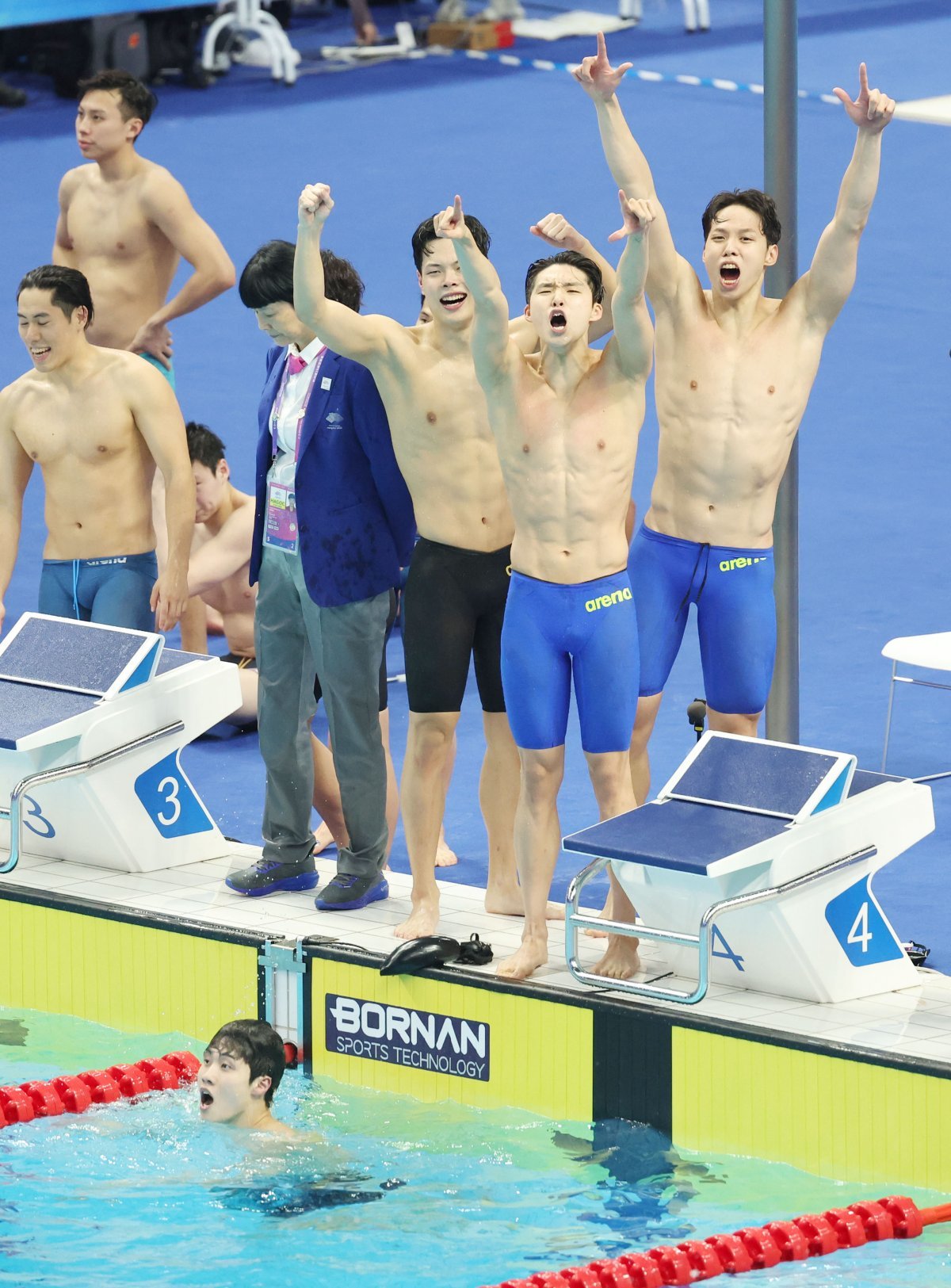 지난해 9월 열린 항저우 아시안게임 남자 계영 800m 결선에서 한국 수영대표팀 선수들이 금메달이 확정된 직후 양팔을 들며 기뻐하고 있다. 이때 한국은 수영 단체전 사상 처음으로 우승했다. 항저우=뉴스1