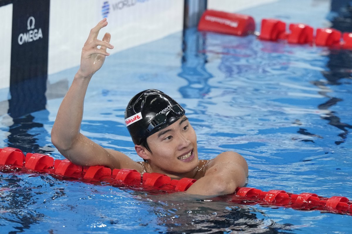 2024 세계수영선수권대회 남자 자유형 200m에서 1위를 확정한 뒤 손을 들며 기뻐하는 황선우. 세계수영선수권 자유형 200m 금메달은 한국 선수 중에서 황선우가 처음이다. 도하=AP 뉴시스