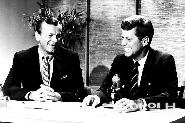 1960년 NBC 심야 토크쇼에 출연한 존 F 케네디 대통령. 존 F 케네디 대통령 도서관 홈페이지