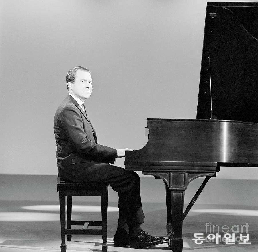 1963년 NBC 심야 토크쇼에서 피아노를 연주한 리처드 닉슨 대통령. 위키피디아