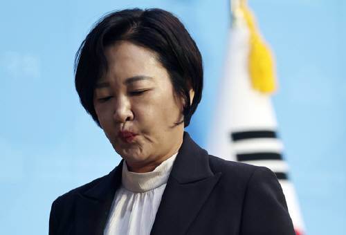이수진 더불어민주당 의원이 지난 22일 오후 서울 여의도 국회 소통관에서 탈당 기자회견을 마치고 회견장을 나서고 있다. 뉴스1