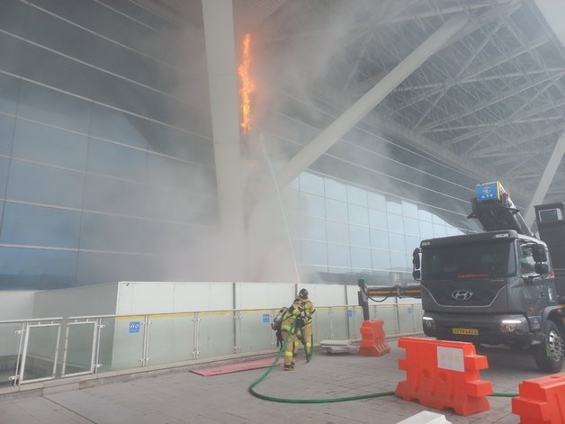 24일 오후 3시10분쯤 인천시 중구 인천국제공항 제2여객터미널 3층 출국장 1번 게이트에서 불이 났다는 신고가 119로 접수됐다. 사진은 화재 현장.(인천소방본부 제공)2024.2.24 /뉴스1