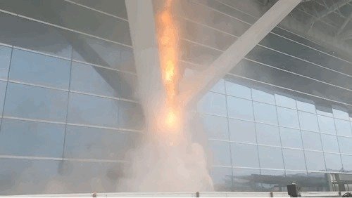 24일 오후 3시10분쯤 인천시 중구 인천국제공항 제2여객터미널 3층 출국장 1번 게이트에서 불이 났다는 신고가 119로 접수됐다. 사진은 화재 현장.(인천소방본부 제공)2024.2.24 /뉴스1