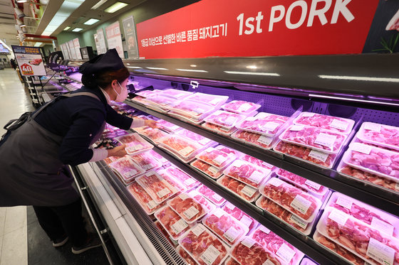 서울 시내 한 대형마트에서 직원이 돼지고기 진열하는 모습. 2023.12.5 뉴스1