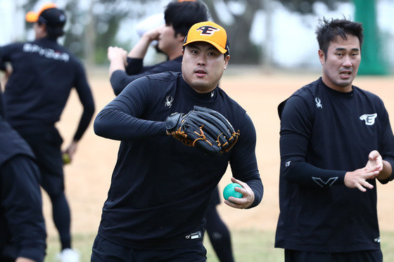 Ryu Hyun-jin, que retornou a Hanwha após 12 anos, treina no segundo acampamento de primavera dos Hanwha Eagles, realizado no Estádio Gochinda, em Okinawa, Japão, na manhã de 25.2.25.2024 Notícias 1