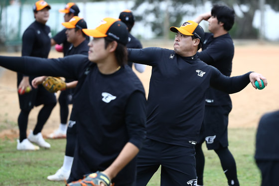 Ryu Hyun-jin, que retornou a Hanwha após 12 anos, treina no segundo acampamento de primavera dos Hanwha Eagles, realizado no Estádio Gochinda, em Okinawa, Japão, na manhã de 25.2.25.2024 Notícias 1